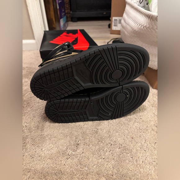 Air Jordan 1 Retro High OG “Black Metallic Gold” - Picture 5 of 8